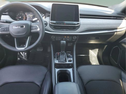 Used 2025 Jeep Compass Latitude AWD/4WD image 10