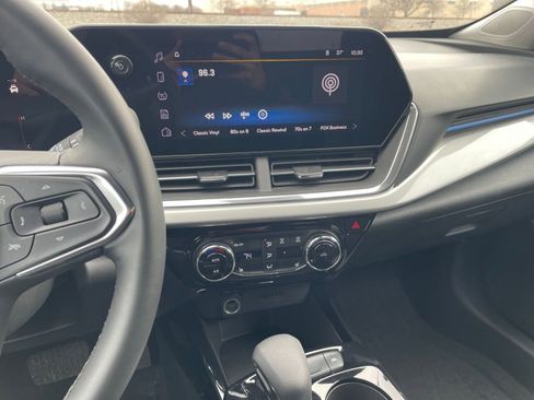 Used 2025 Chevrolet Trax LT w/ LT Convenience Package image 17