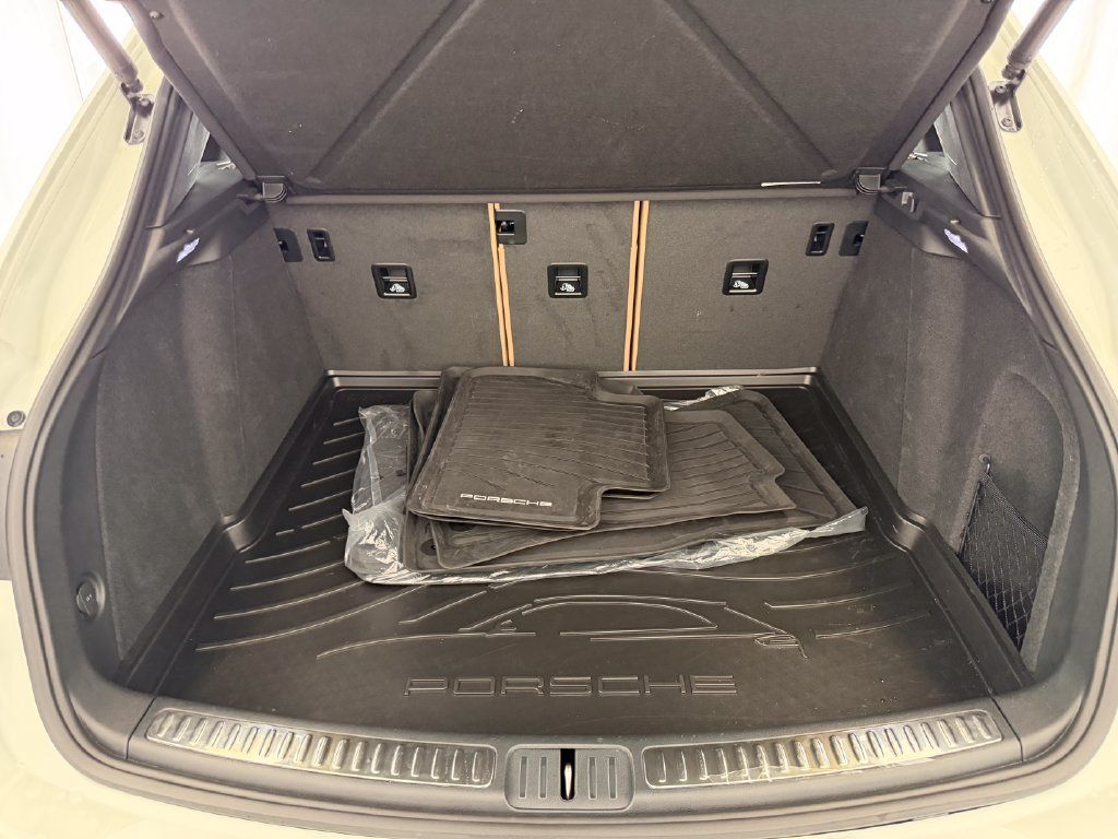 Certified 2026 Porsche Macan AWD/4WD image 28