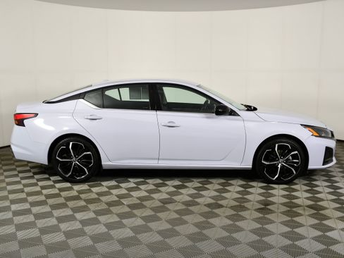 Used 2024 Nissan Altima 2.5 SR FWD image 5