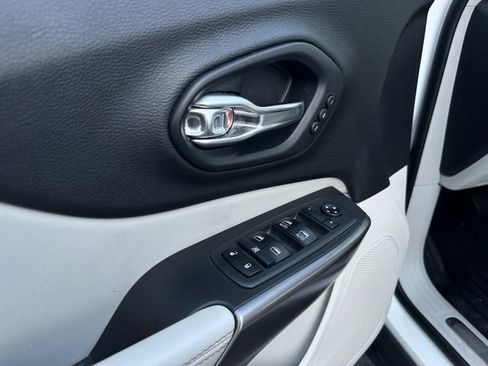 Used 2019 Jeep Cherokee Limited AWD/4WD image 11