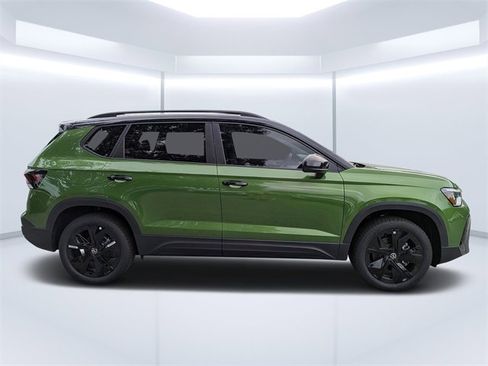 New 2026 Volkswagen Taos SE image 2