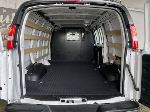 Used 2024 GMC Savana 2500 w/ Driver Convenience Package image 17