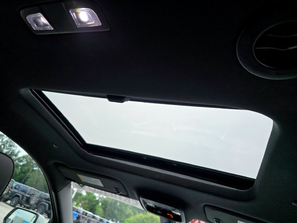 Used 2022 Chevrolet Traverse High Country FWD image 40