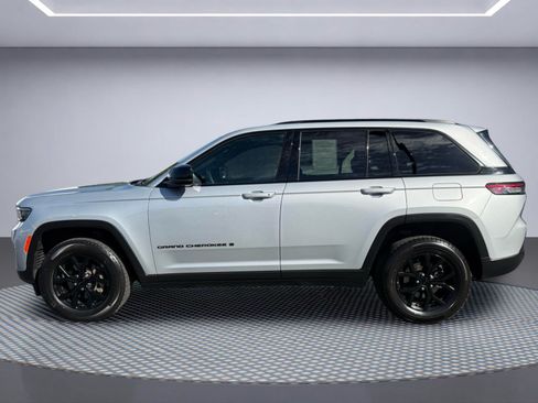 Used 2024 Jeep Grand Cherokee Altitude AWD/4WD image 3