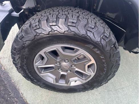 Used 2018 Jeep Wrangler Unlimited Rubicon w/ Connectivity Group image 14