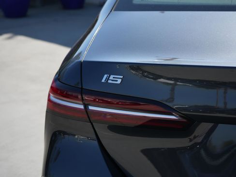 Used 2025 BMW i5 eDrive40i image 6