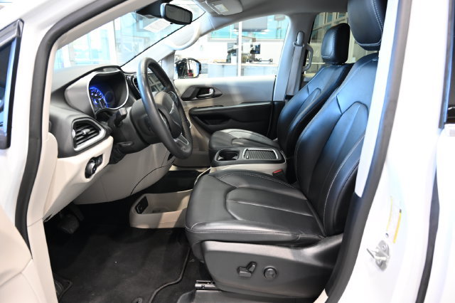 Used 2024 Chrysler Pacifica Touring-L FWD image 22
