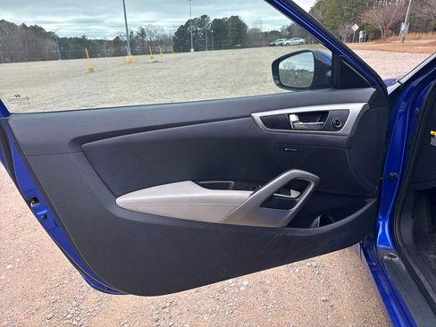 Used 2012 Hyundai Veloster w/ Style Pkg image 10