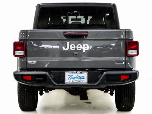 Used 2023 Jeep Gladiator Overland image 10