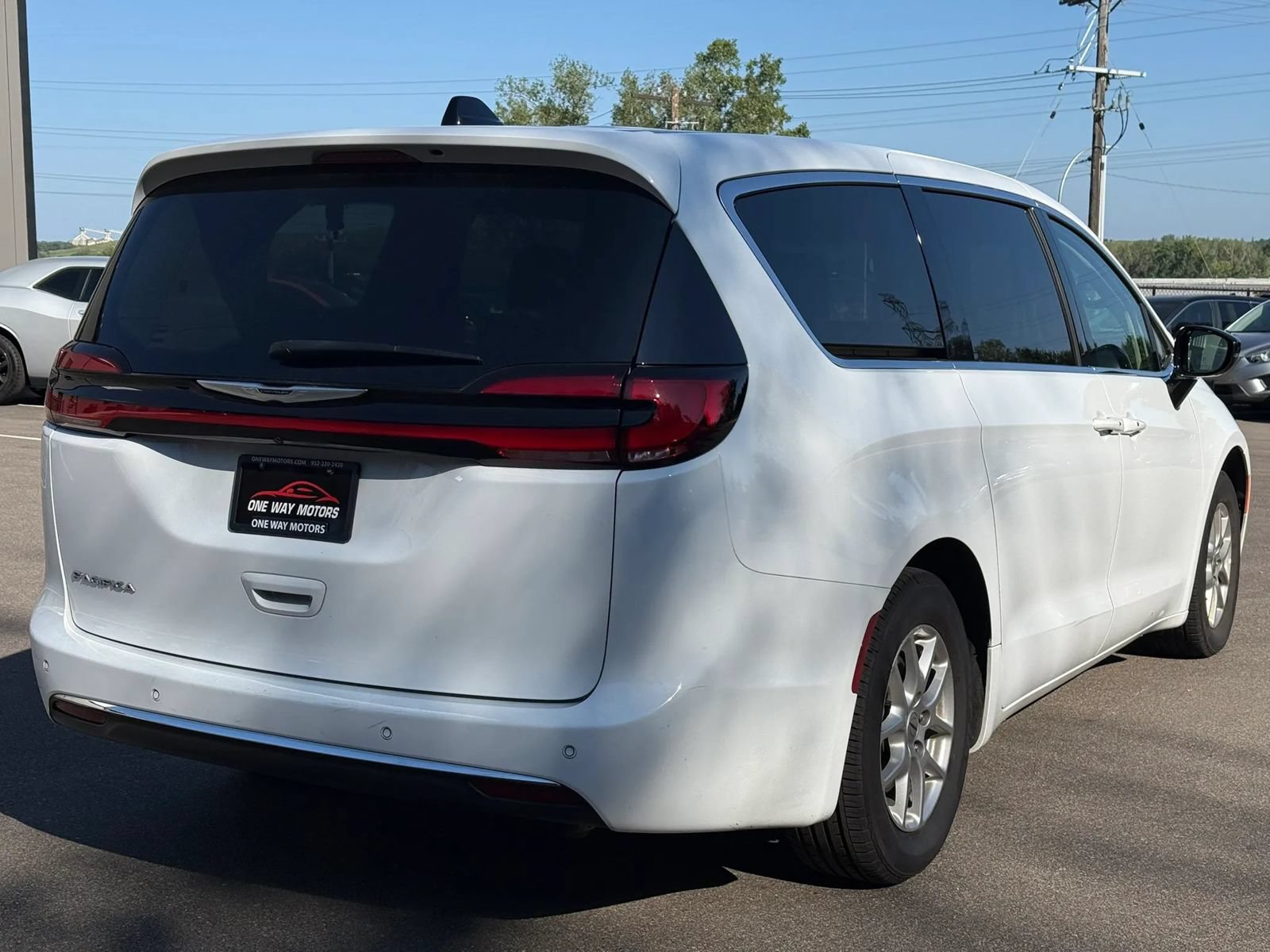 Used 2024 Chrysler Pacifica Touring-L FWD image 5