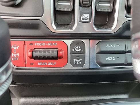 Used 2024 Jeep Gladiator Rubicon w/ Convenience Group AWD/4WD image 18