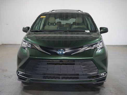 Used 2023 Toyota Sienna XLE FWD image 2