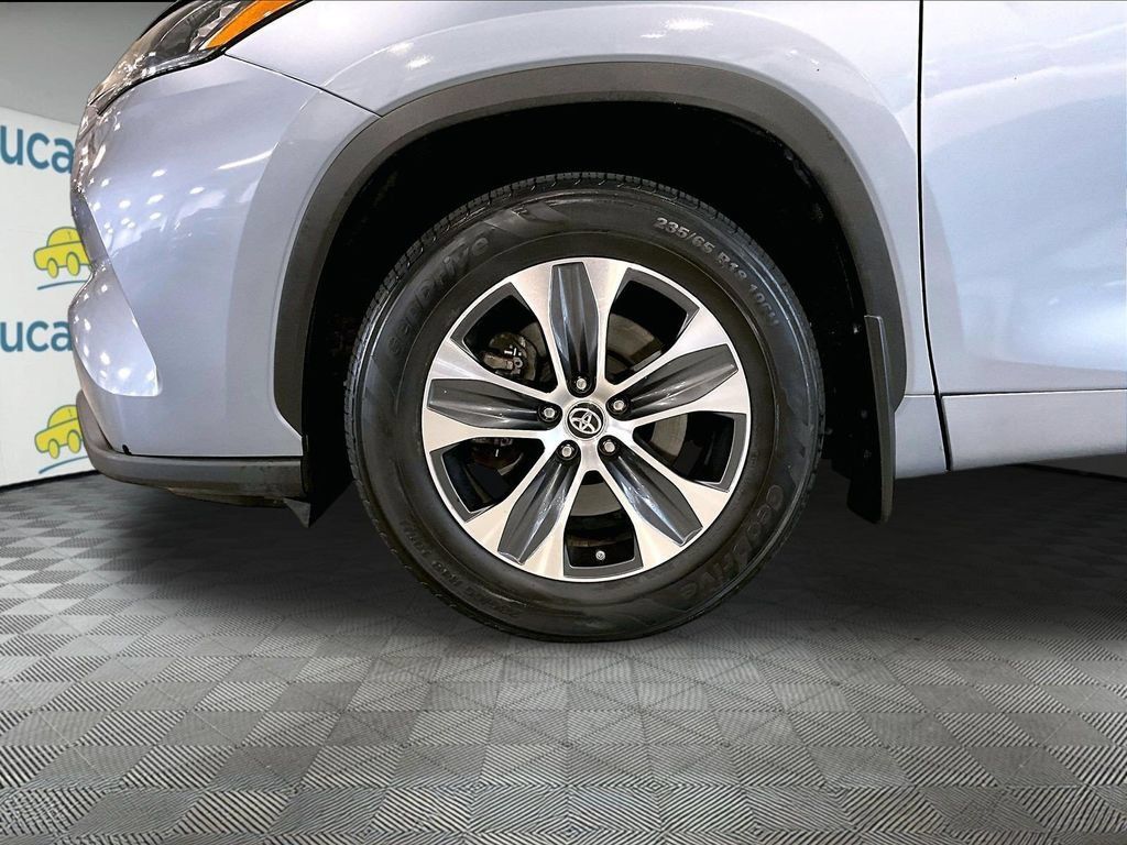 Used 2020 Toyota Highlander XLE AWD/4WD image 7