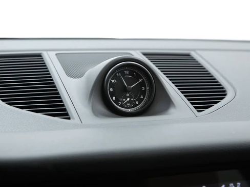 Certified 2025 Porsche Macan image 32