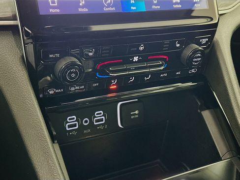 Used 2023 Jeep Grand Cherokee Limited w/ Black Appearance Package image 24