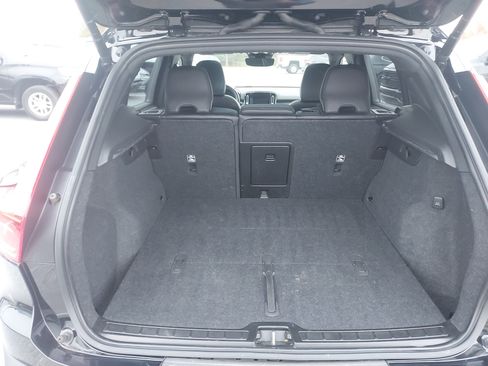 Used 2021 Volvo XC40 P8 Recharge image 22