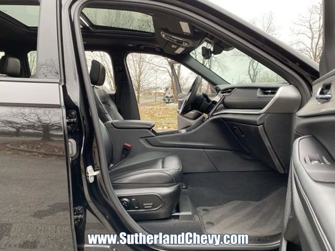 Used 2024 Jeep Grand Cherokee L Limited w/ Luxury Tech Group II image 17