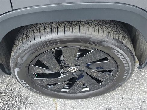 Certified 2025 Volkswagen Atlas Cross Sport SE w/ Panoramic Sunroof Package image 7