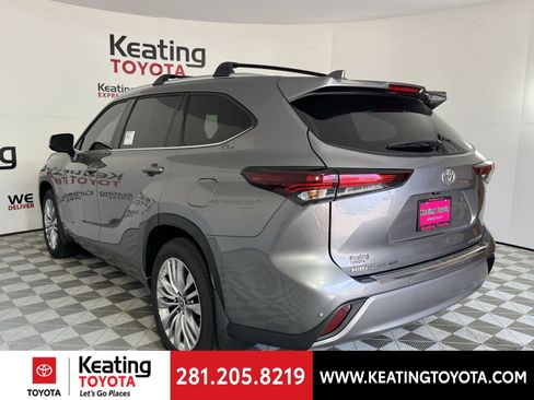 New 2026 Toyota Highlander Platinum image 10