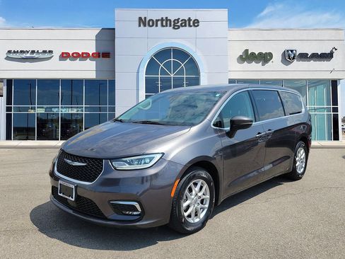 Used 2023 Chrysler Pacifica Touring-L FWD image 2