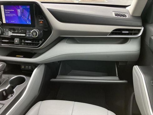 Certified 2023 Toyota Highlander XLE image 16