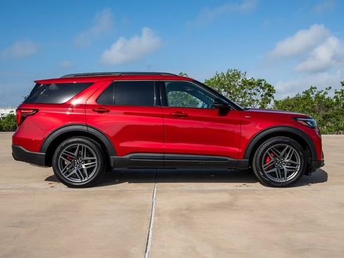 Used 2025 Ford Explorer ST-Line w/ Premium Package image 8