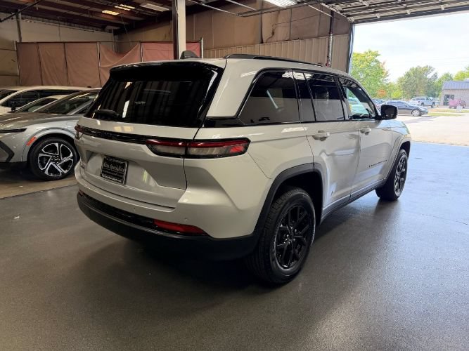 Used 2025 Jeep Grand Cherokee Altitude AWD/4WD image 5