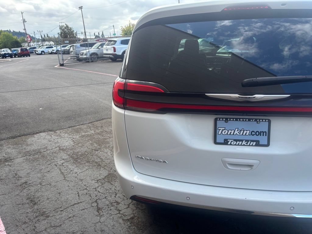 Used 2023 Chrysler Pacifica Touring-L FWD image 8