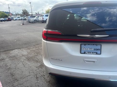 Used 2023 Chrysler Pacifica Touring-L FWD image 8