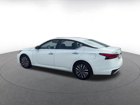 Used 2025 Nissan Altima 2.5 SV FWD image 9