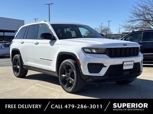 Used 2023 Jeep Grand Cherokee Altitude image 1
