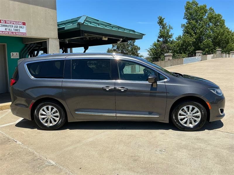 Used 2018 Chrysler Pacifica Touring-L FWD image 10