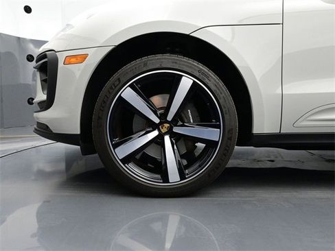 Certified 2023 Porsche Macan image 6