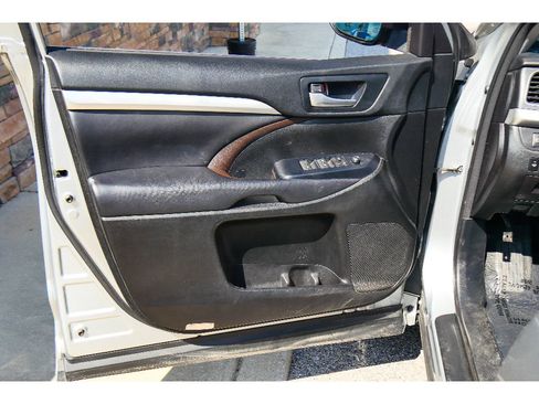 Used 2018 Toyota Highlander XLE AWD/4WD image 9