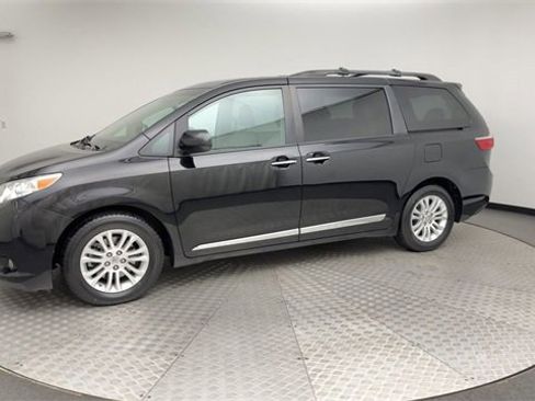 Used 2015 Toyota Sienna XLE image 6