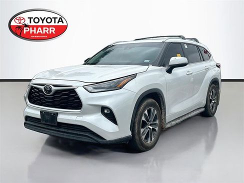 Used 2024 Toyota Highlander XLE FWD image 1