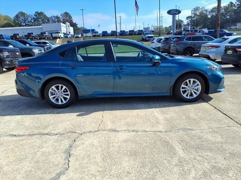 Used 2025 Toyota Camry LE image 7