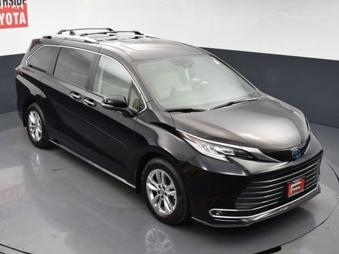 Used 2023 Toyota Sienna Limited image 31