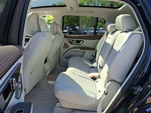 Used 2023 Mercedes-Benz EQS 580 4MATIC SUV image 10
