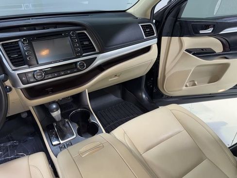 Used 2019 Toyota Highlander XLE FWD image 24