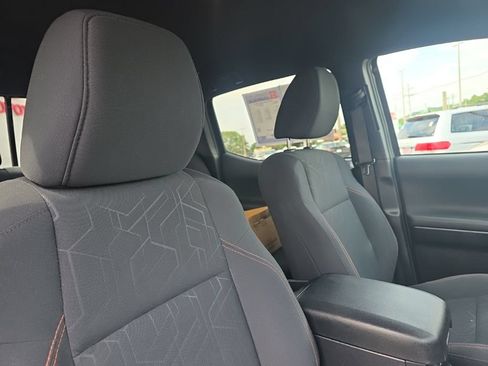 Used 2017 Toyota Tacoma SR5 AWD/4WD image 9