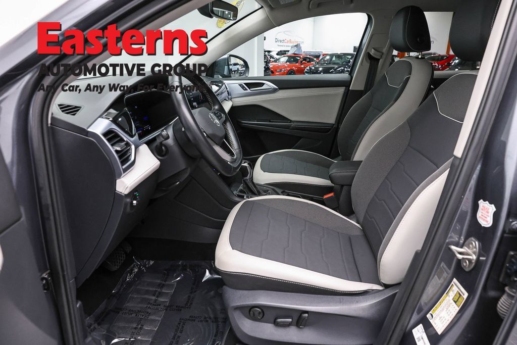 Used 2025 Volkswagen Taos SE AWD/4WD image 14