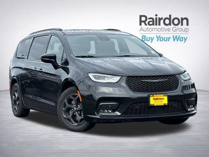 Used 2024 Chrysler Pacifica Premium