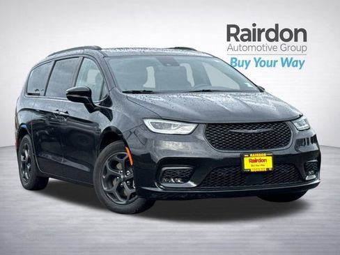 Used 2024 Chrysler Pacifica Premium FWD image 1