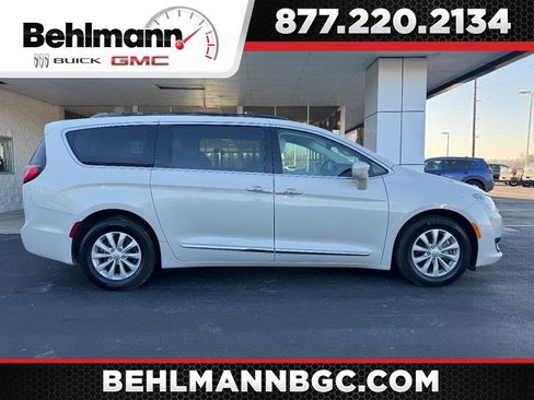 Used 2017 Chrysler Pacifica Touring-L image 1