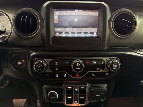 Used 2023 Jeep Gladiator Sport image 32