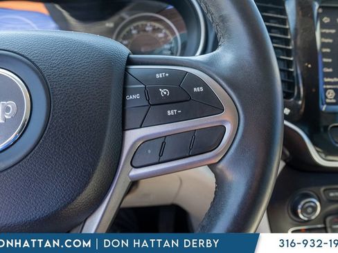 Used 2019 Jeep Cherokee Limited w/ Luxury Group FWD image 11