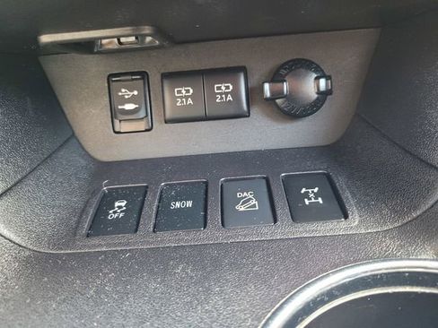 Used 2018 Toyota Highlander SE image 25