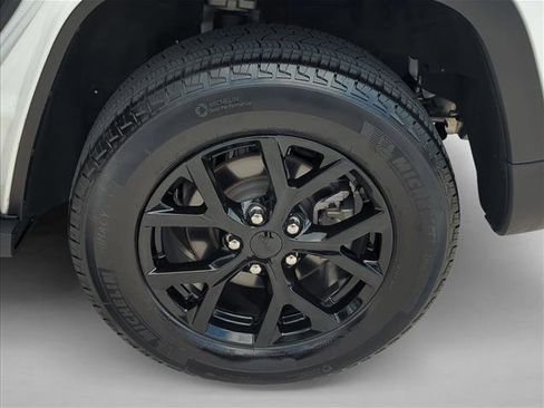 Used 2024 Jeep Grand Cherokee Altitude RWD image 20